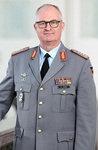 Porträt von General Eberhard Zorn in grauer Bundeswehr-Uniform mit Orden, Schulterklappen und Brille.